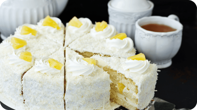 Bolo de Abacaxi com Coco e Chantilly