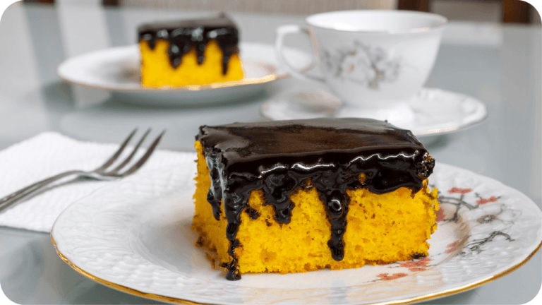 Bolo de cenoura com cobertura de chocolate