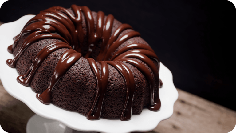 Bolo de chocolate com cobertura de ganache