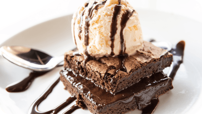 Brownie de chocolate com sorvete de baunilha