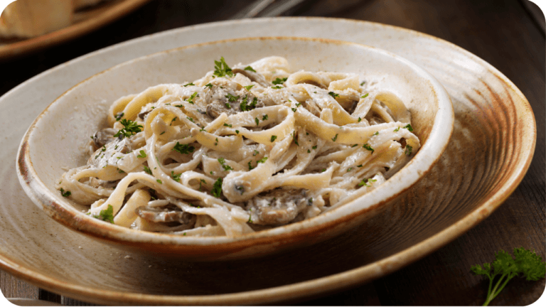 Fettuccine com molho de cogumelos cremoso
