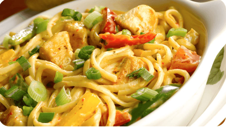Macarrão com frango e legumes