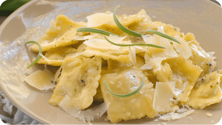 ravióli de queijo com molho de manteiga