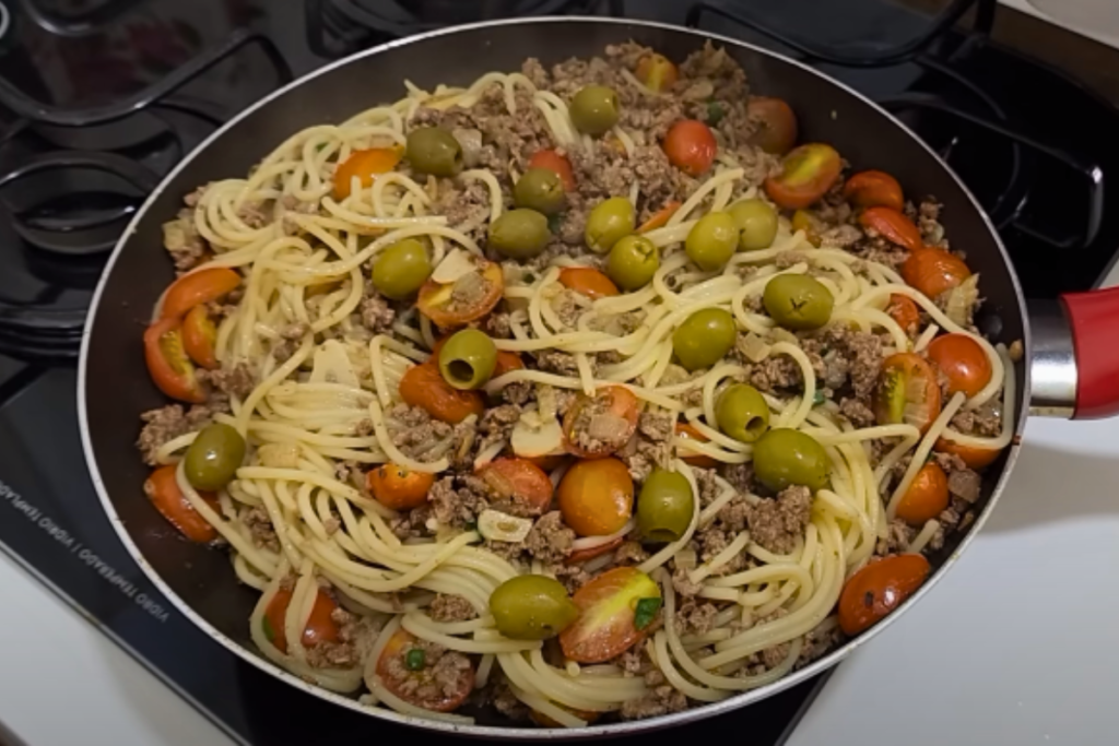Macarrão na manteiga com carne moída